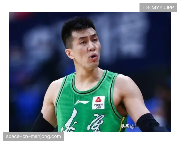 特写：郭艾伦赛后与场边观战的易建联拥抱，传承意味浓厚